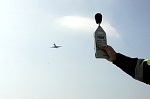 Policia Local de Gavà mesurant el soroll dels avions a Gavà Mar (febrer de 2005) (Foto: baiximagenes.es)